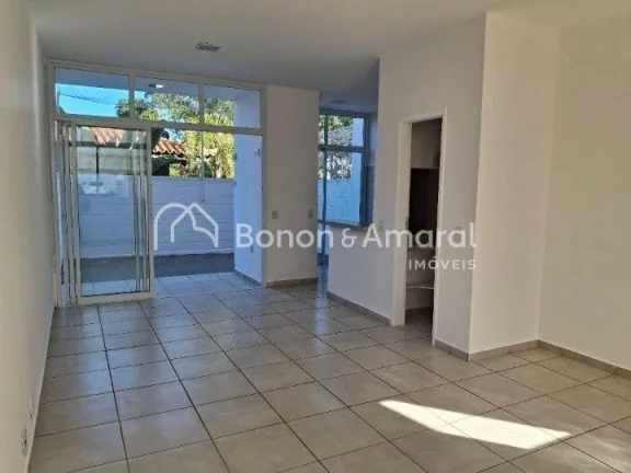 Imagem Casa em condomínio para locação - com 3 quartos sendo uma suíte. O imóvel conta com sala para 2...