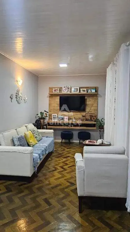 Imagem Casa com excelente localização no bairro Estreito, a apenas uma quadra da Beira-Mar Continental