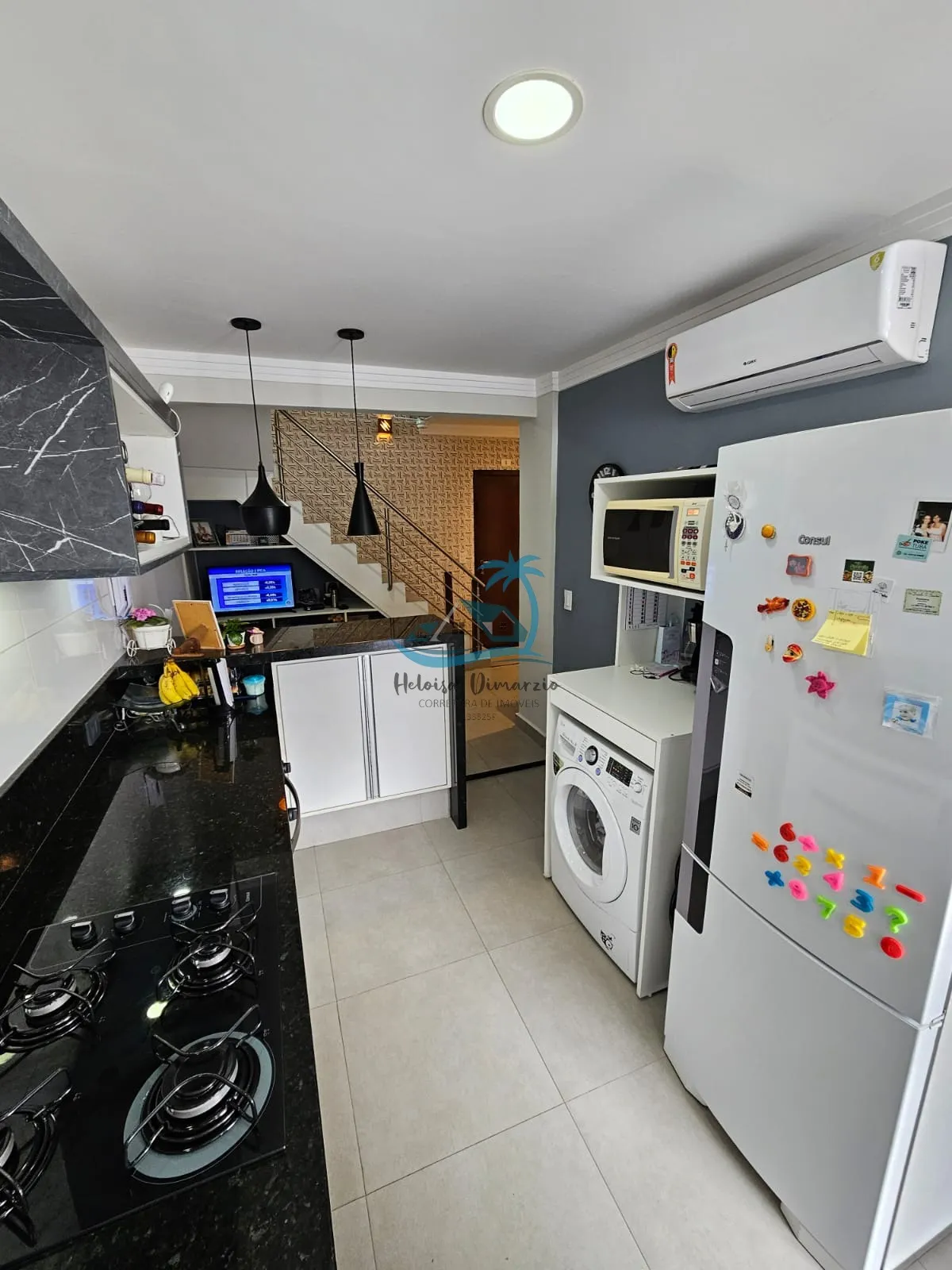 Imagem Belíssima cobertura duplex reformada, com 3 dormitórios, à venda a 350m da orla do Itaguá em Ubatuba.