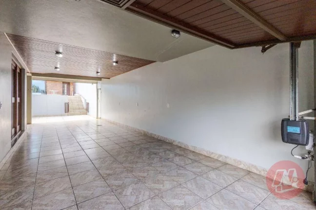 Imagem Casa de 208 m² com 4 quartos, 3 vagas e piscina.