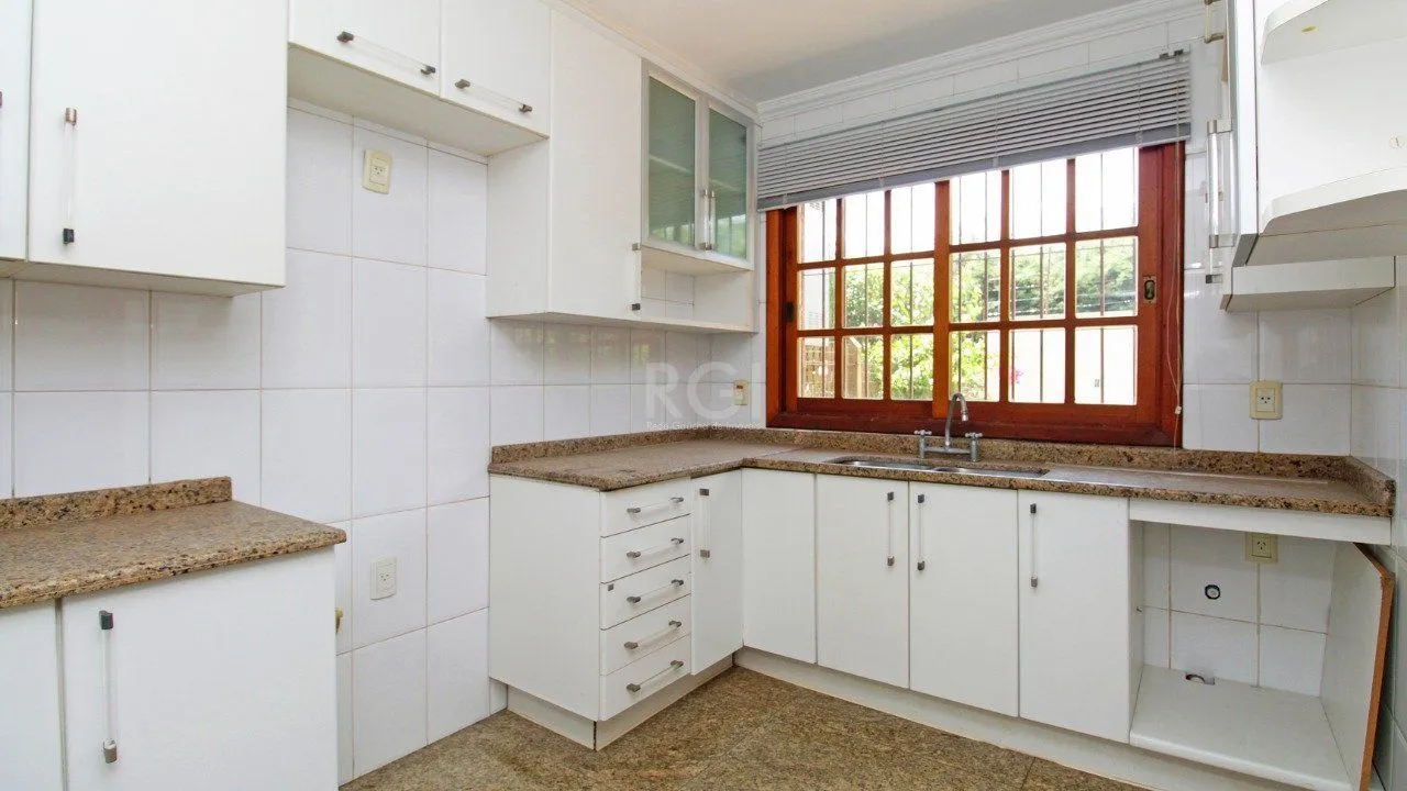 Imagem Excelente casa em condomínio com três (3) dormitórios, uma (1) suíte, duas (2) vagas de garagem próximo ao Barra Shopping , no bairro Cristal em Porto Alegre.