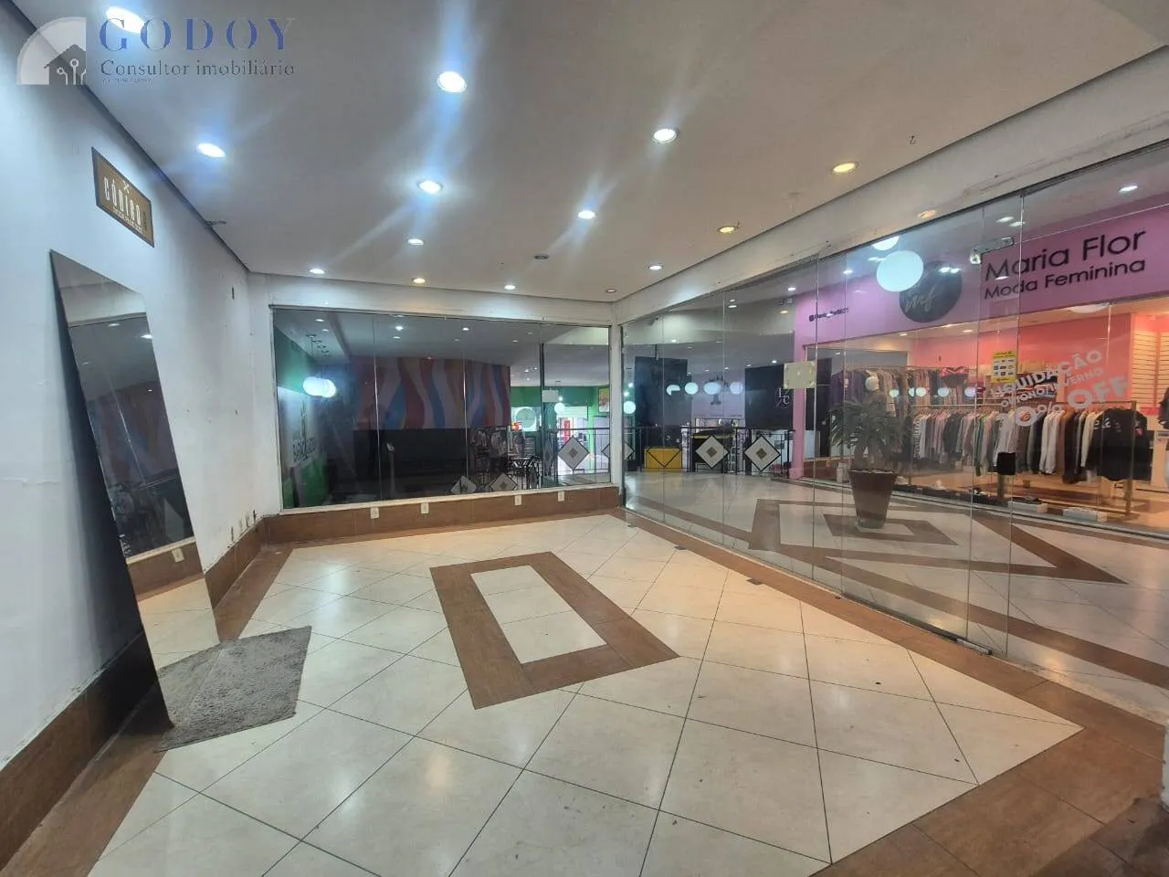 Imagem Investimento: Centro Comercial com 28 Lojas e Piso Superior Privado