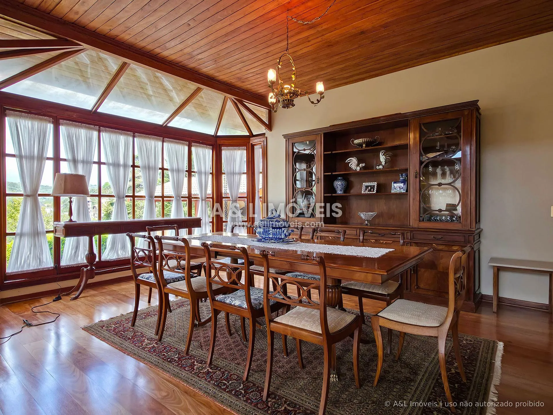 Imagem Casa à venda com 5 suítes e 694,44 m² na Vila Sylvia, Campos do Jordão