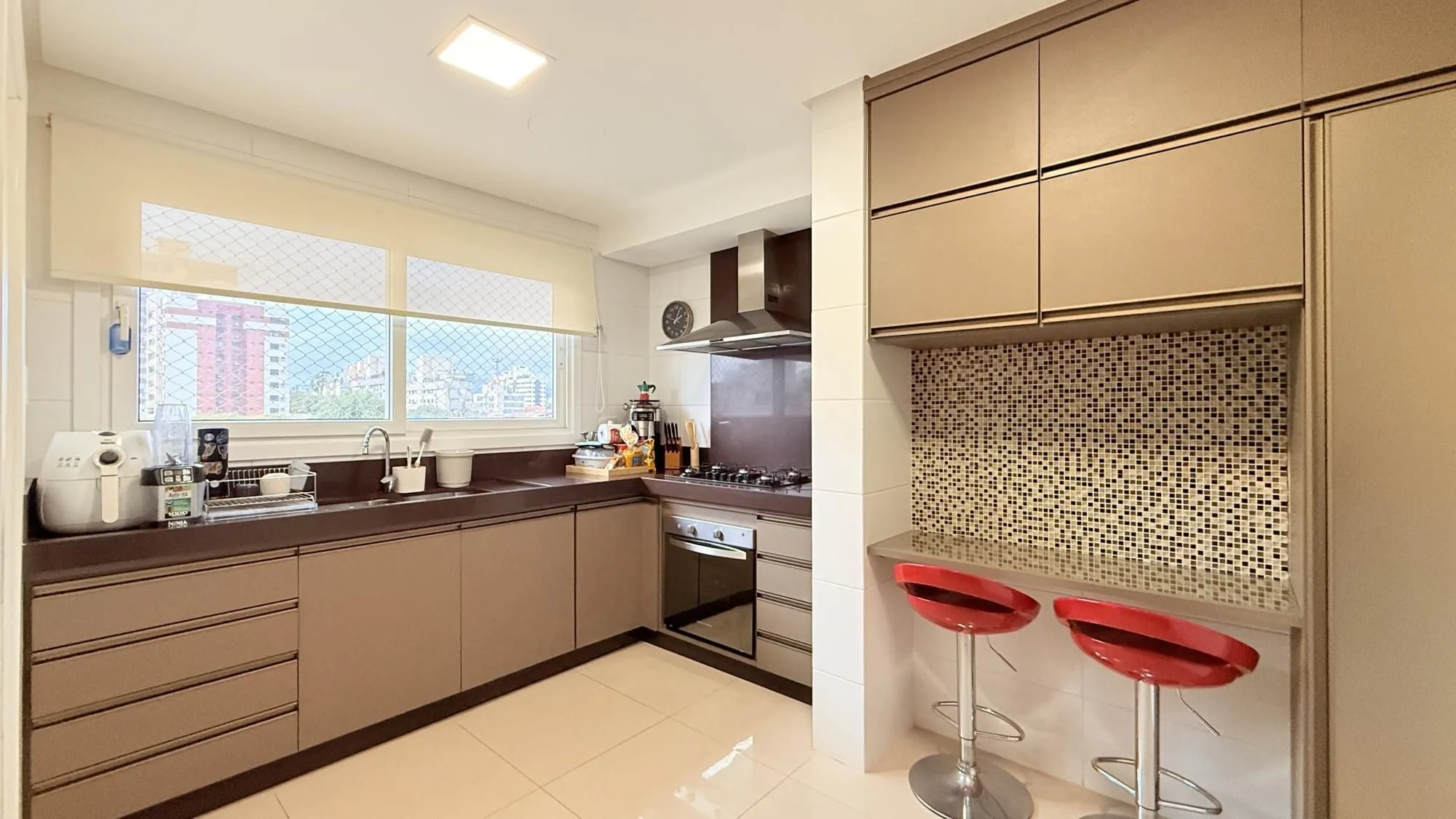 Imagem Excelente apartamento amplo com 2 dormitórios, 2 suítes mais dependência de empregada ou gabinete ou 3º dormitório