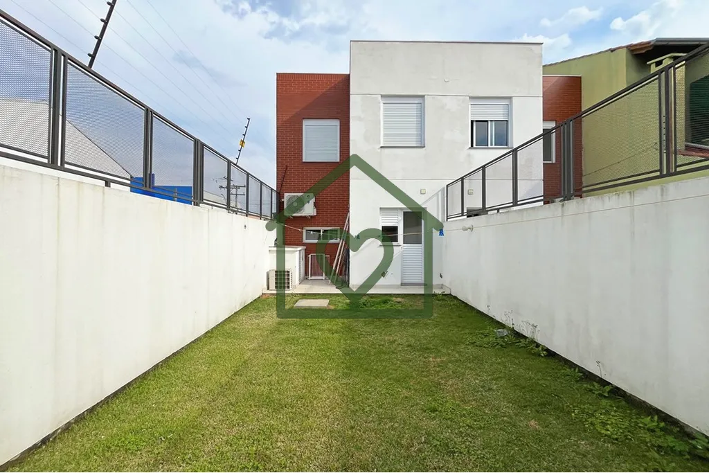 Imagem Este belo sobrado de 96m² oferece 3 dormitórios, incluindo 1 suíte com sacada. 
 A área social c...