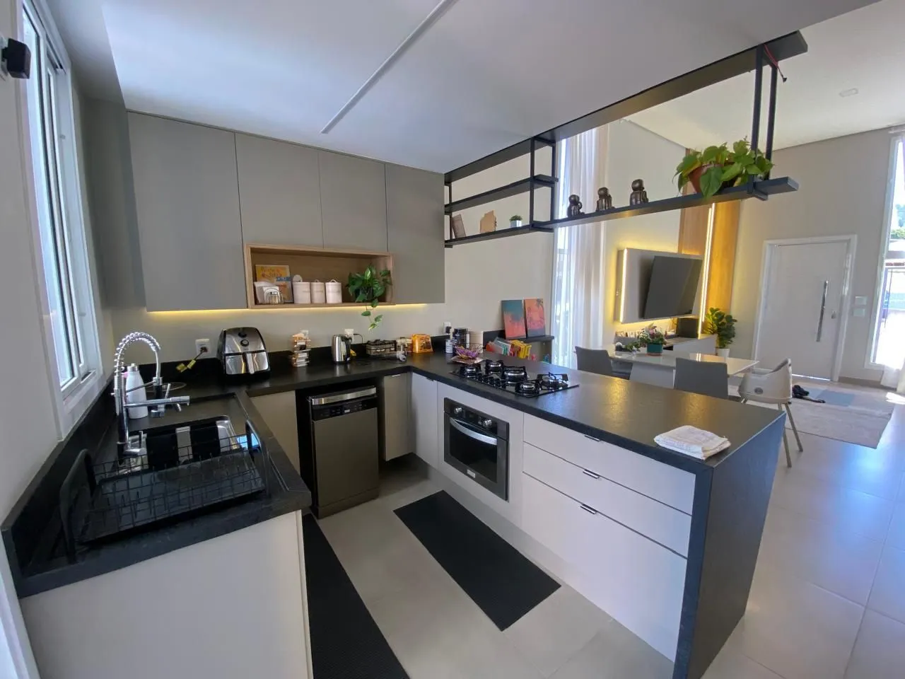 Imagem Casa com 03 quartos (01 suíte) e 01 vaga no Bairro Hípica em Porto Alegre