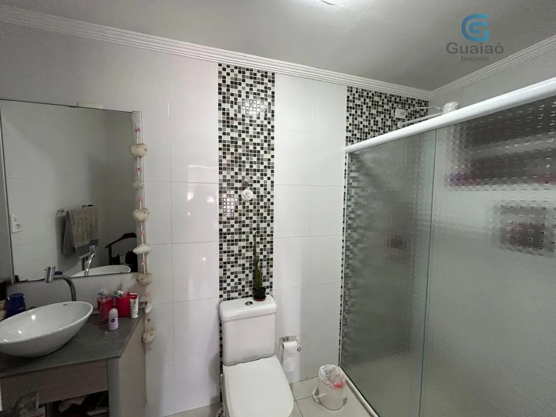 Imagem Vendo Amplo Apartamento 03 dormitórios, 01 Suíte, Dependência de Serviço Completa e Garagem demarcada, Frente para a rua, no Boqueirão, Santos
