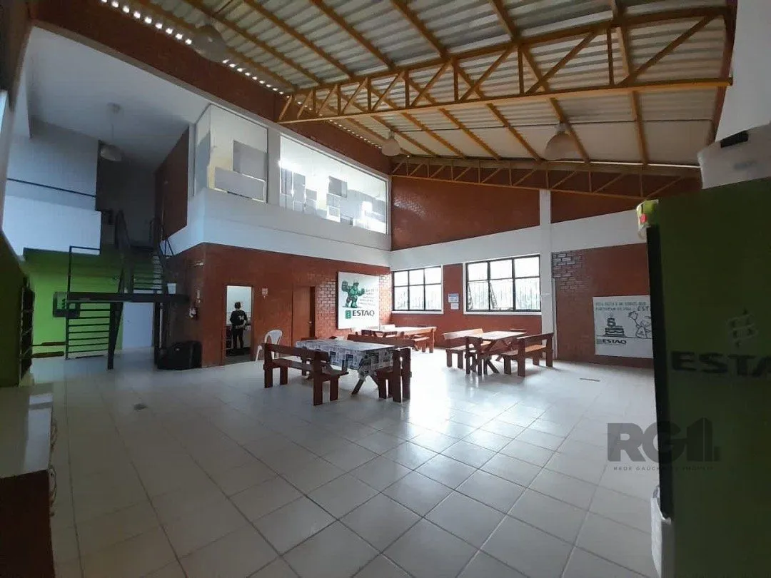 Imagem Prédio comercial com área total de 5.000 m² na rua Frederico Mentz, bairro Navegantes.