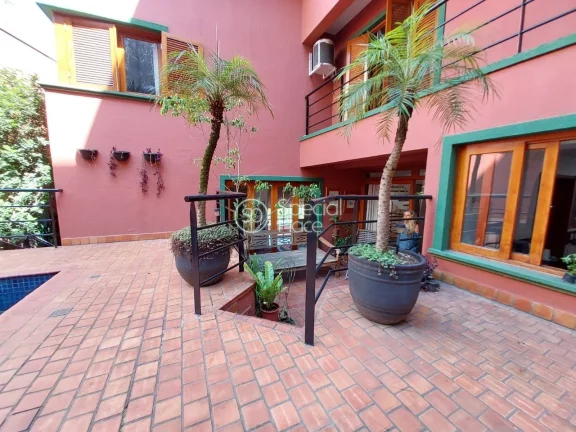 Imagem Charmosa e elegante casa em estilo praiano, com muitas janelas, bem iluminada e arejada disponível ...