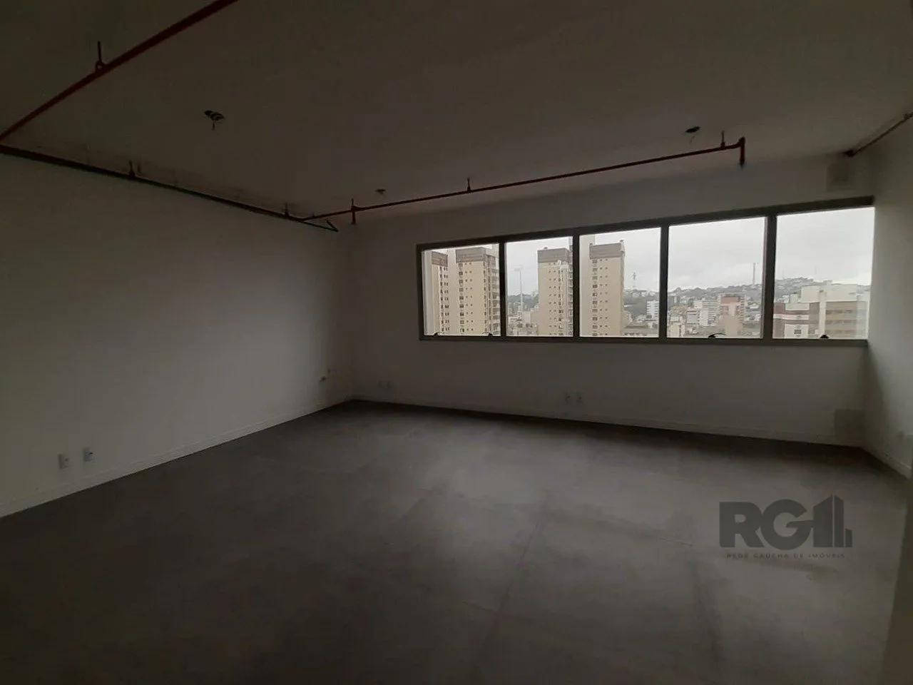 Imagem Excelente sala comercial no Menino Deus, com uma vaga de garagem.