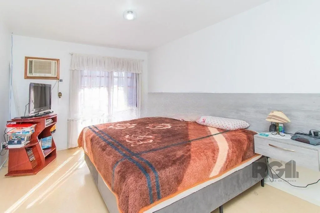Imagem Casa de 4 dormitórios no bairro Cavalhada