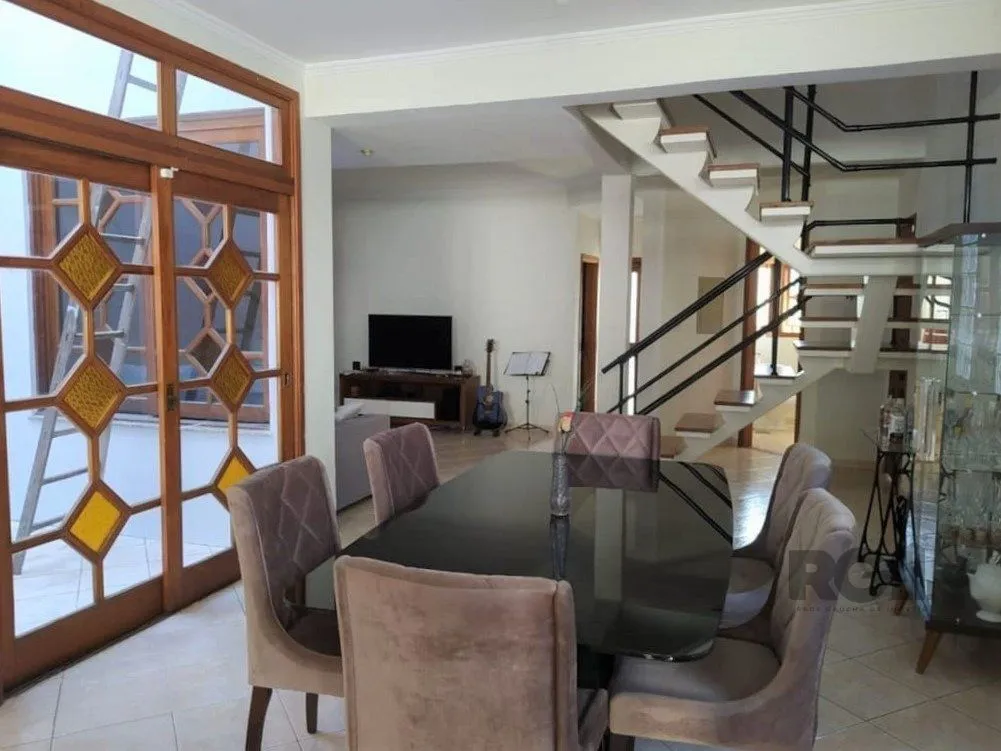 Imagem Casa 234m² - 3 dormitórios, 1 suíte e vaga para 6 carros no Jardim São Pedro