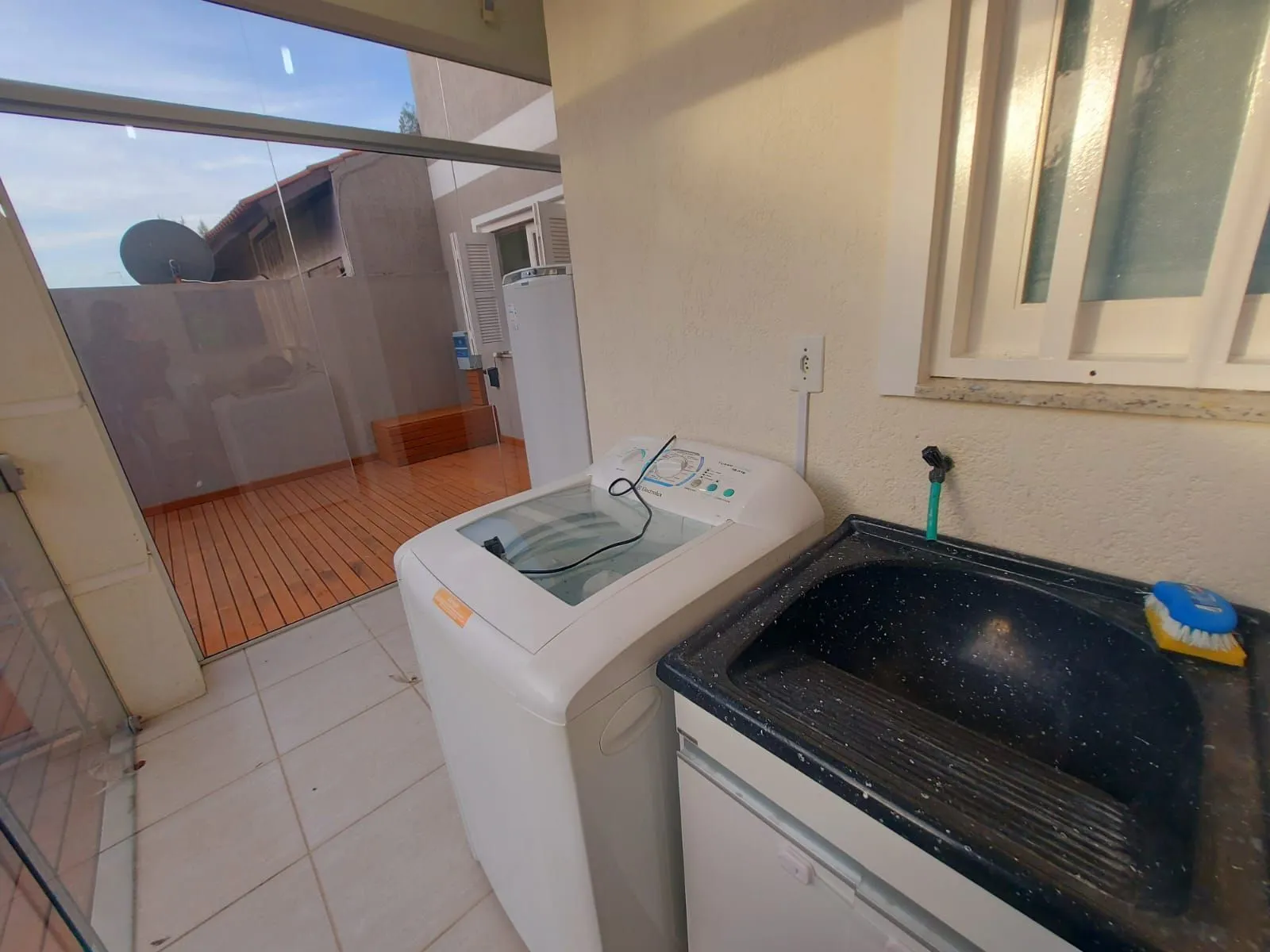 Imagem Ótimo sobrado semi mobiliado, 4 dormitórios sendo uma suíte, com piscina, em frente ao mar em Nova Tramandaí