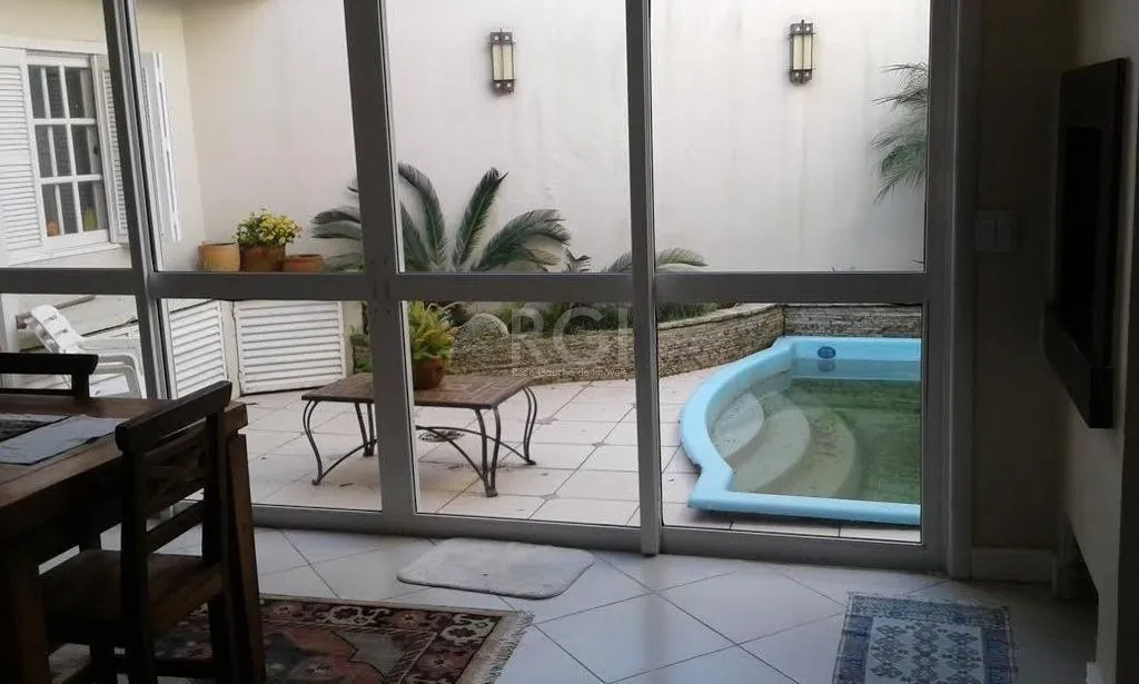 Imagem Excelente casa em condominío de 350m² com 03 dormitórios sendo 02 suítes.