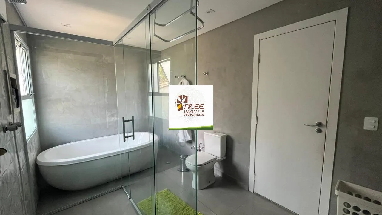 Imagem VENDA DE SOBRADO NO CONDOMÍNIO HILLS III, EM ARUJÁ/SP, 521m² com 05 suítes, piscina, sala ampla, quintal de 200m² e 06 vagas. CONSULTE-NOS.