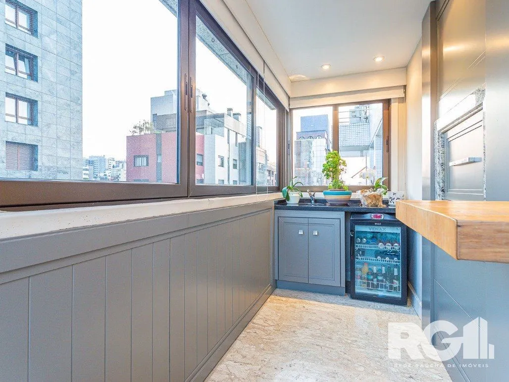 Imagem Apartamento semimobiliado, 167 m², 3 suítes e 3 vagas de garagem no bairro Bela Vista.