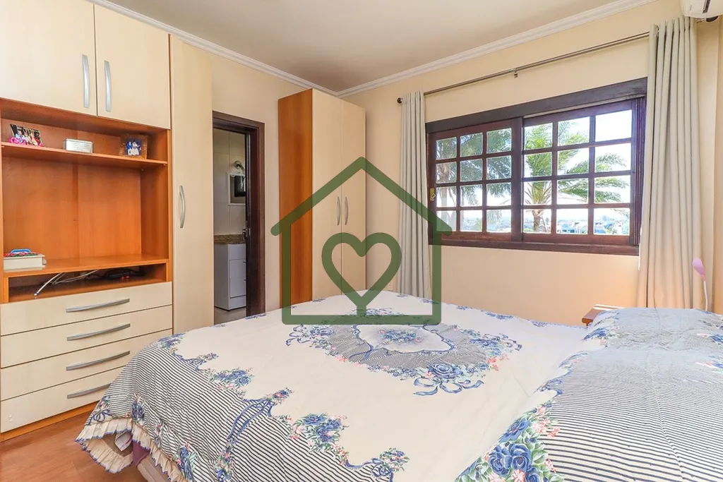 Imagem Excelente Casa/Sobrado de 155m² privativos; logo na entrada 3 vagas de garagem, sendo duas cobertas...