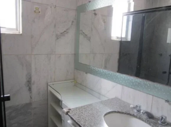 Imagem O  apartamento  encontra-se  em  muito  bom  estado,  com  boa iluminação  e ventilação; tendo  vista  definitiva  e  privilegiada.