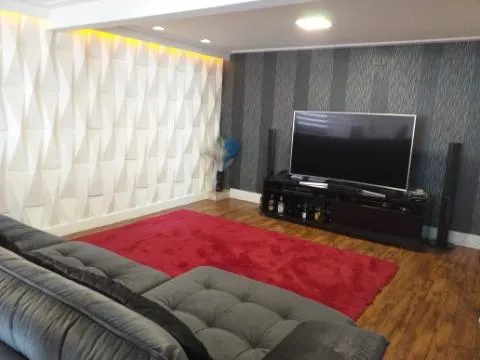 Imagem VENDA DE CASA NO CONDOMÍNIO ARUJÁ COUNTRY CLUB, EM ARUJÁ/SP, 380m² com 3 suítes, área gourmet com churrasqueira, cinema e 4 vagas. CONSULTE-NOS.