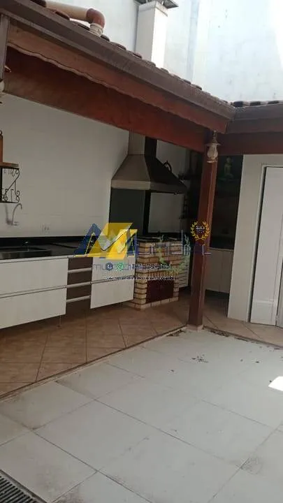 Imagem Sobrado à Venda com 359m², 4 dormitórios, 4 suítes, 1 sala e 5 vagas!!!