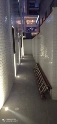 Imagem CASA SOBREPOSTA TÉRREA NA PONTA DA PRAIA COM PORTEIRA FECHADA