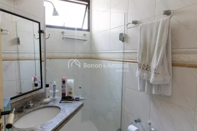 Imagem Localizado em Campinas, este espaçoso apartamento oferece um ambiente confortável e funcional. Com...