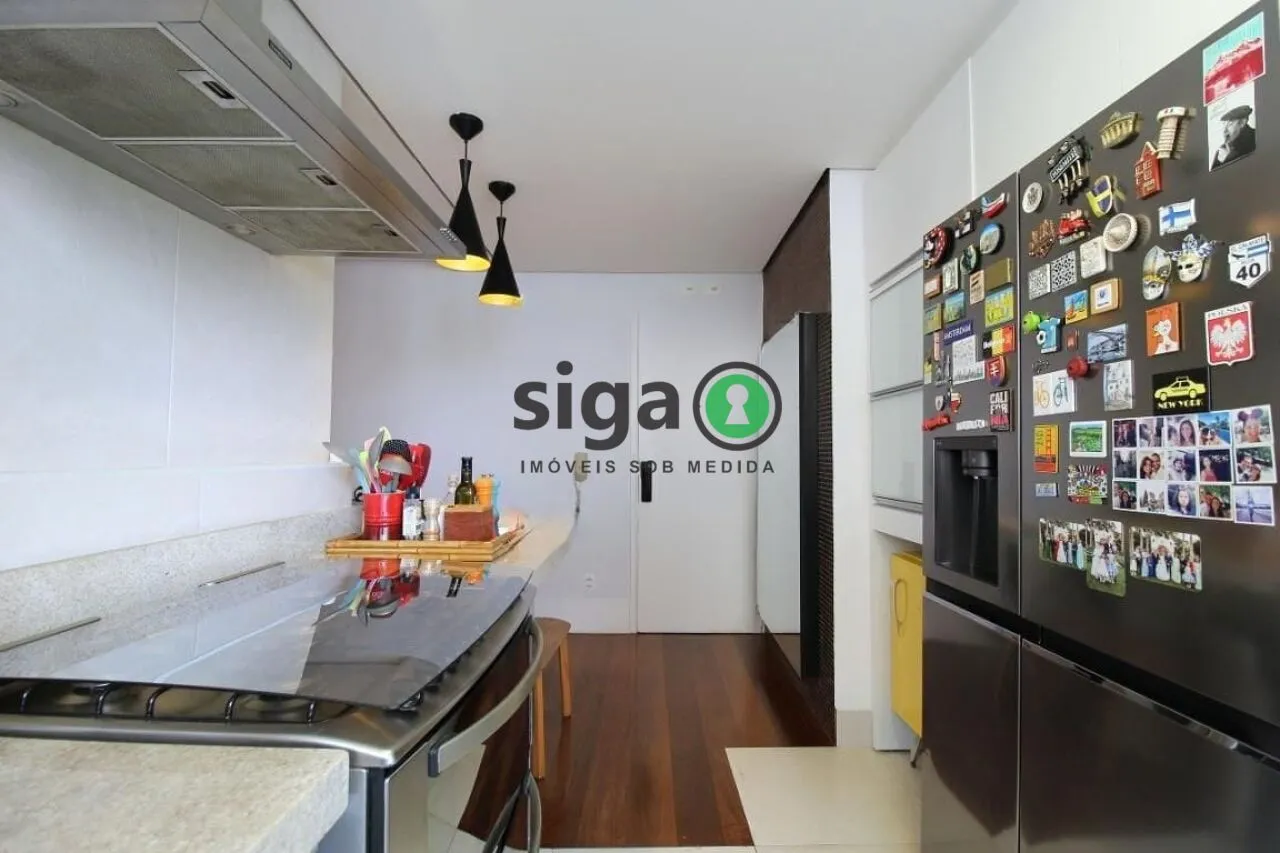 Imagem Apartamento sofisticado em Moema com reforma impecável e 2 vagas fixas.