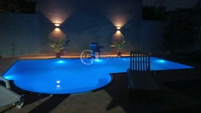 Imagem Linda casa de esquina - Casa espaçosa