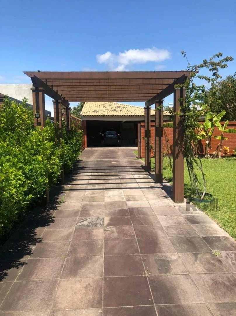 Imagem Espaçosa e acolhedora residência numas das esquinas em charmosa rua de Atlântida, com imenso jardim, paisagismo, lareira,4 dormitórios, sendo duas suítes.