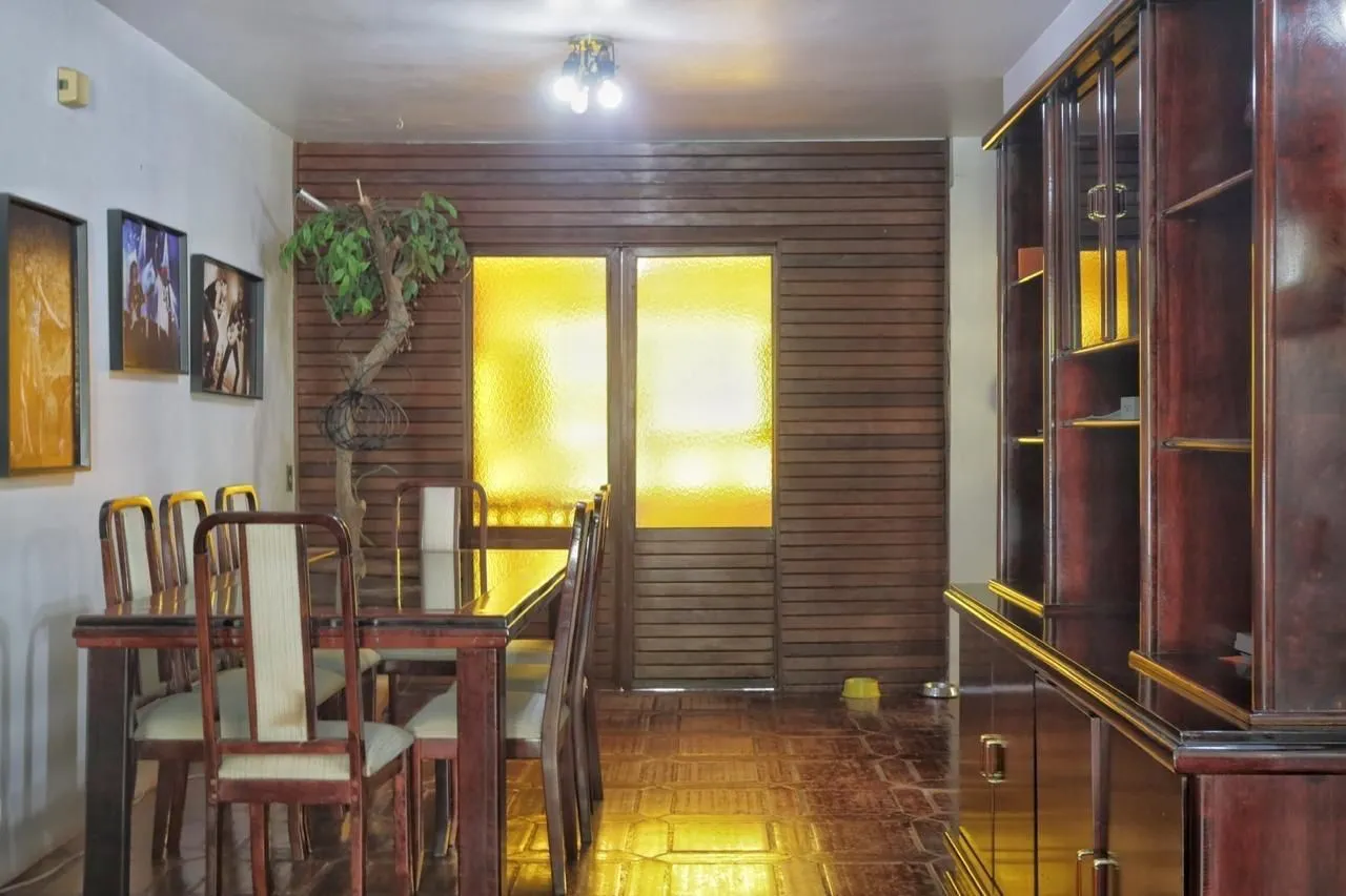 Imagem Casa com 300m², localizada na zona sul de Porto Alegre, com lareira, piscina e 3 vagas de garagem cobertas.