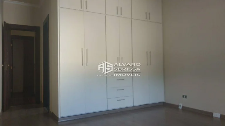 Imagem Casa estilo colonial, possui 3 suítes com ar condicionado e armários. Condomínio Portella Itu SP