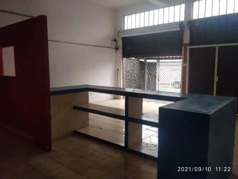 Imagem LOCAÇÃO DE SALÃO TÉRREO NO JARDIM RINCÃO, EM ARUJÁ/SP, 100m² com pé direito de 3,65m, divisórias, 2 toaletes e estacionamento. CONSULTE-NOS.