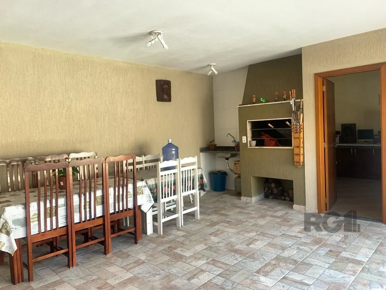 Imagem Casa com 3 quartos, 1 suíte, 3 vagas e 182m² para vender por R$ 890.000