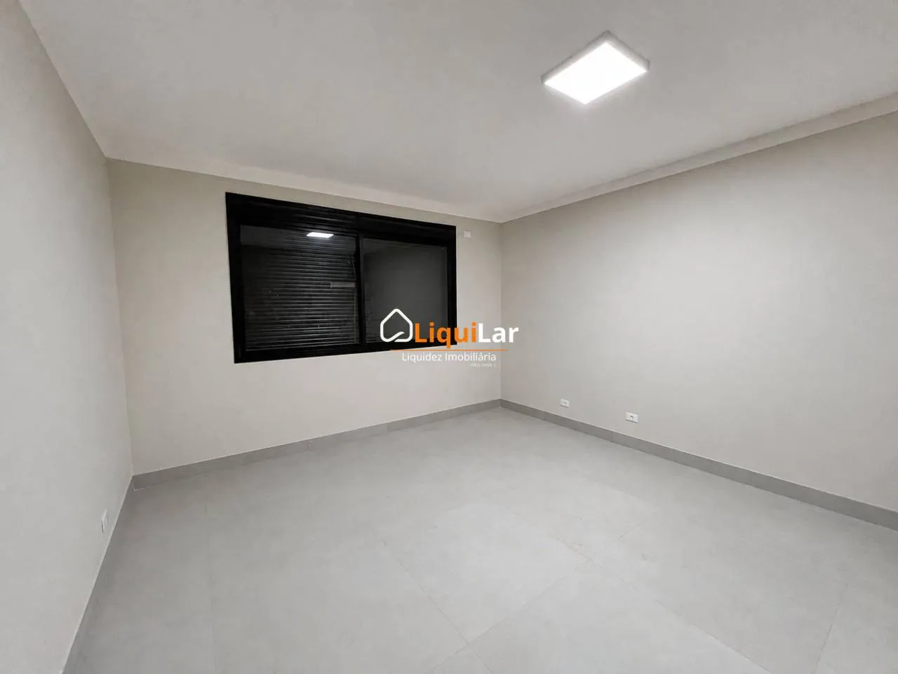 Imagem Sobrado com Aptidão Comercial na Vila Rosa Pires | 4 Quartos, Suíte e Localização Estratégica