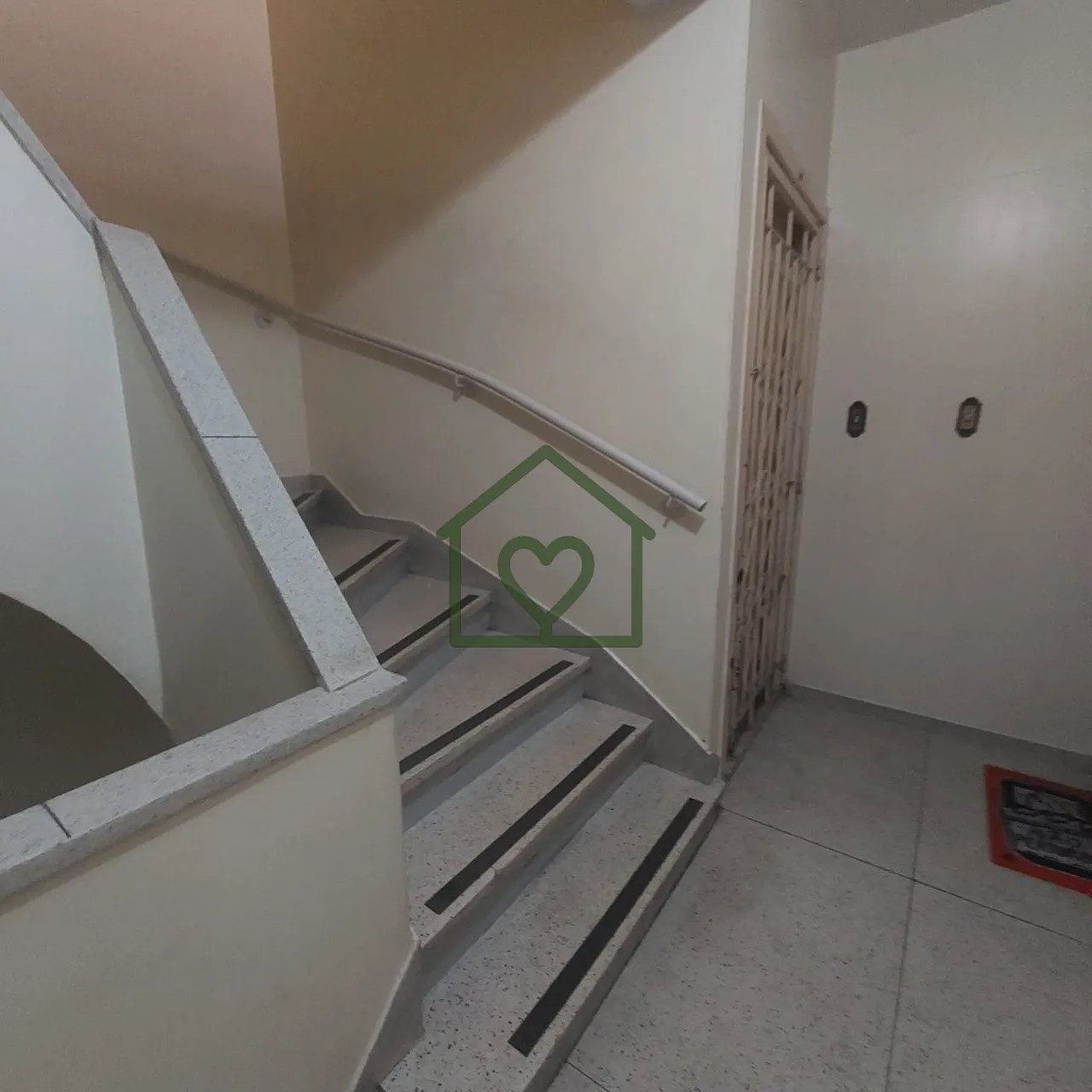 Imagem Excelente oportunidade para quem busca um apartamento no bairro Santana, em Porto Alegre.

O imóvel...