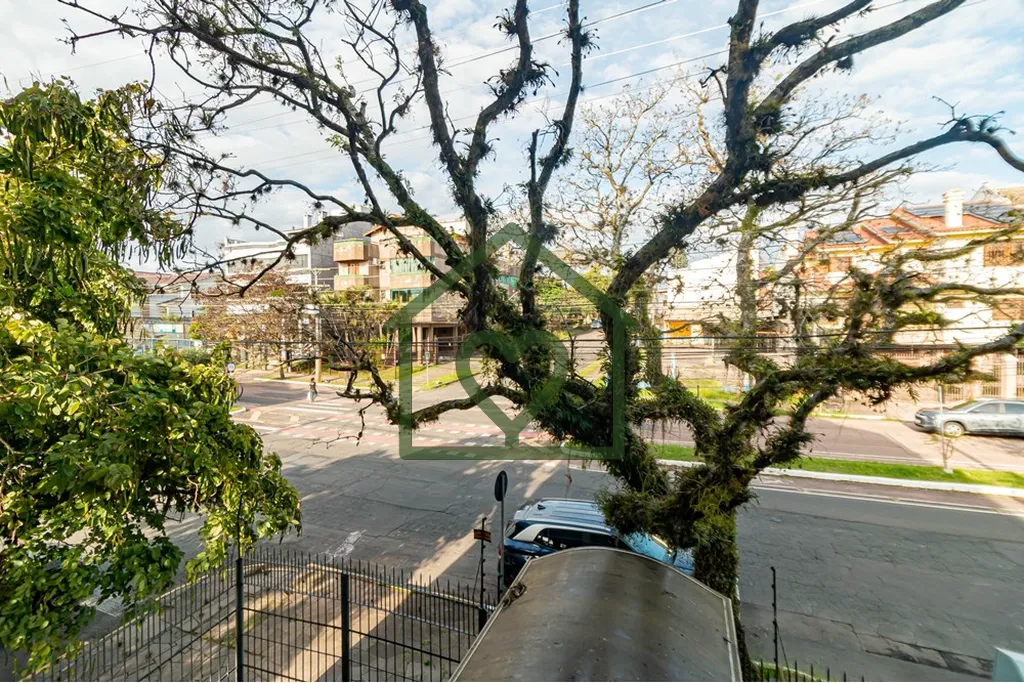 Imagem Apartamento reformado com 92m2 e vista panorâmica composto por três dormitórios sendo uma suíte ...