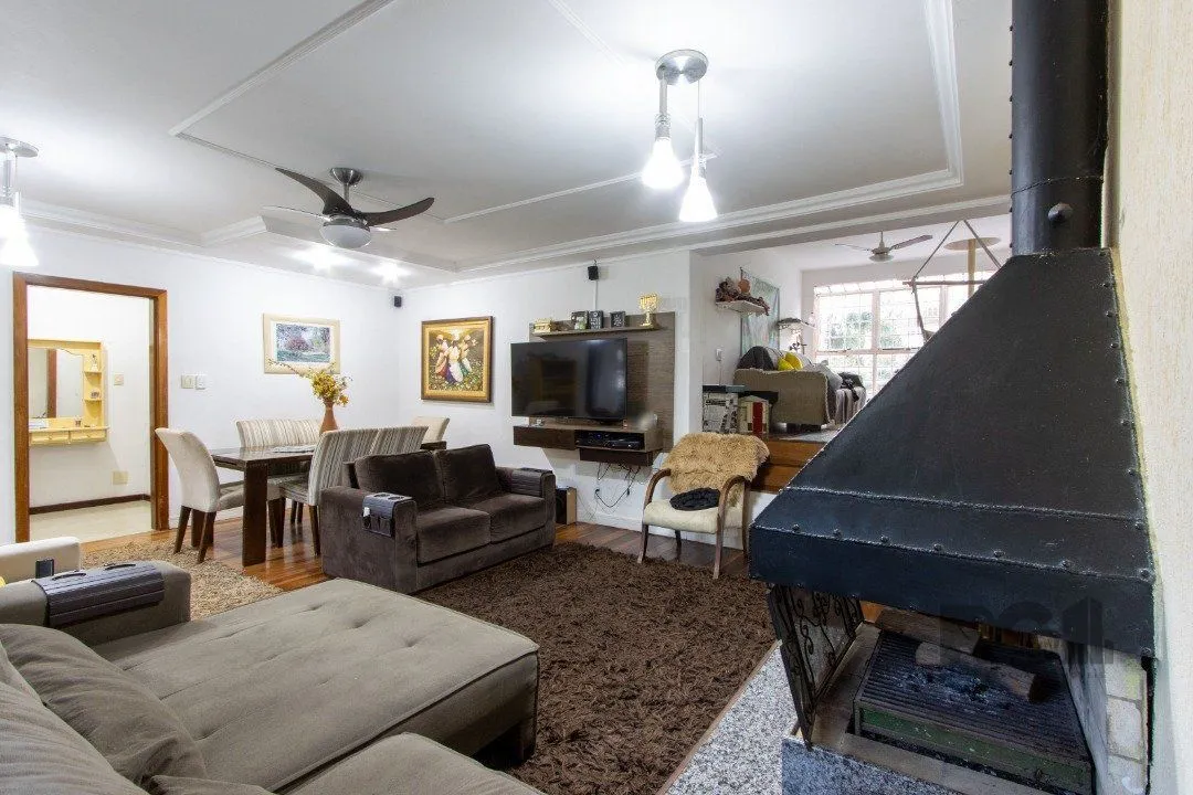 Imagem Casa no bairro Cristal, Possui 4 dormitórios, sendo 1suíte, closet e banheira de hidromassagem, com possibilidade de um podendo 1 dormitórios extra.