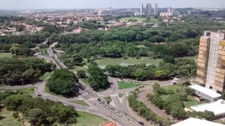 Imagem Área útil de 320 m². Triplex com 3 vagas de garagem, lavabo, ampla sala para 3 ambientes com saca...