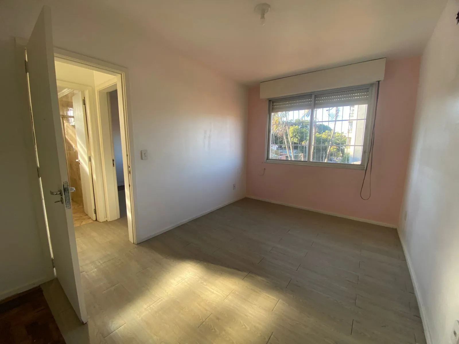 Imagem Apartamento 2 Dormitórios com Garagem Coberta à Venda no Bairro Teresópolis - Amplo, Arejado e de Frente, 67m2