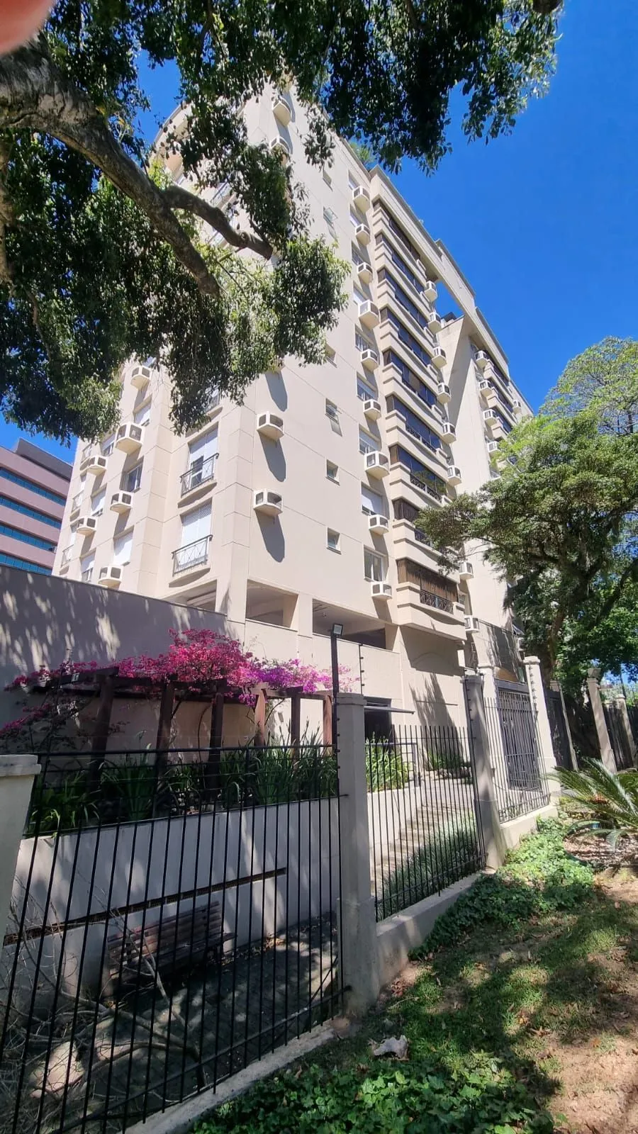 Apartamento 03 dormitórios 110mq e duas vagas, semi mobiliado, no Bairro Auxiliadora para locação.