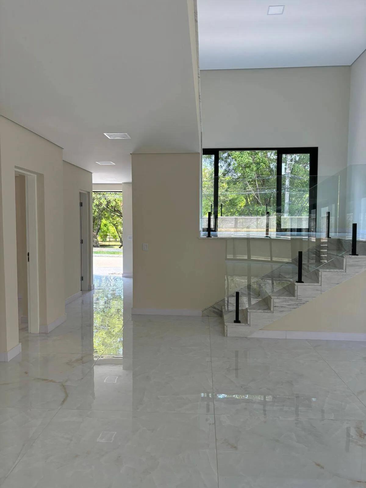 Imagem Casa Nova Planejada em Alphaville - 4 Dormitórios, 2 Suítes, Área de Lazer Completa e 4 Vagas