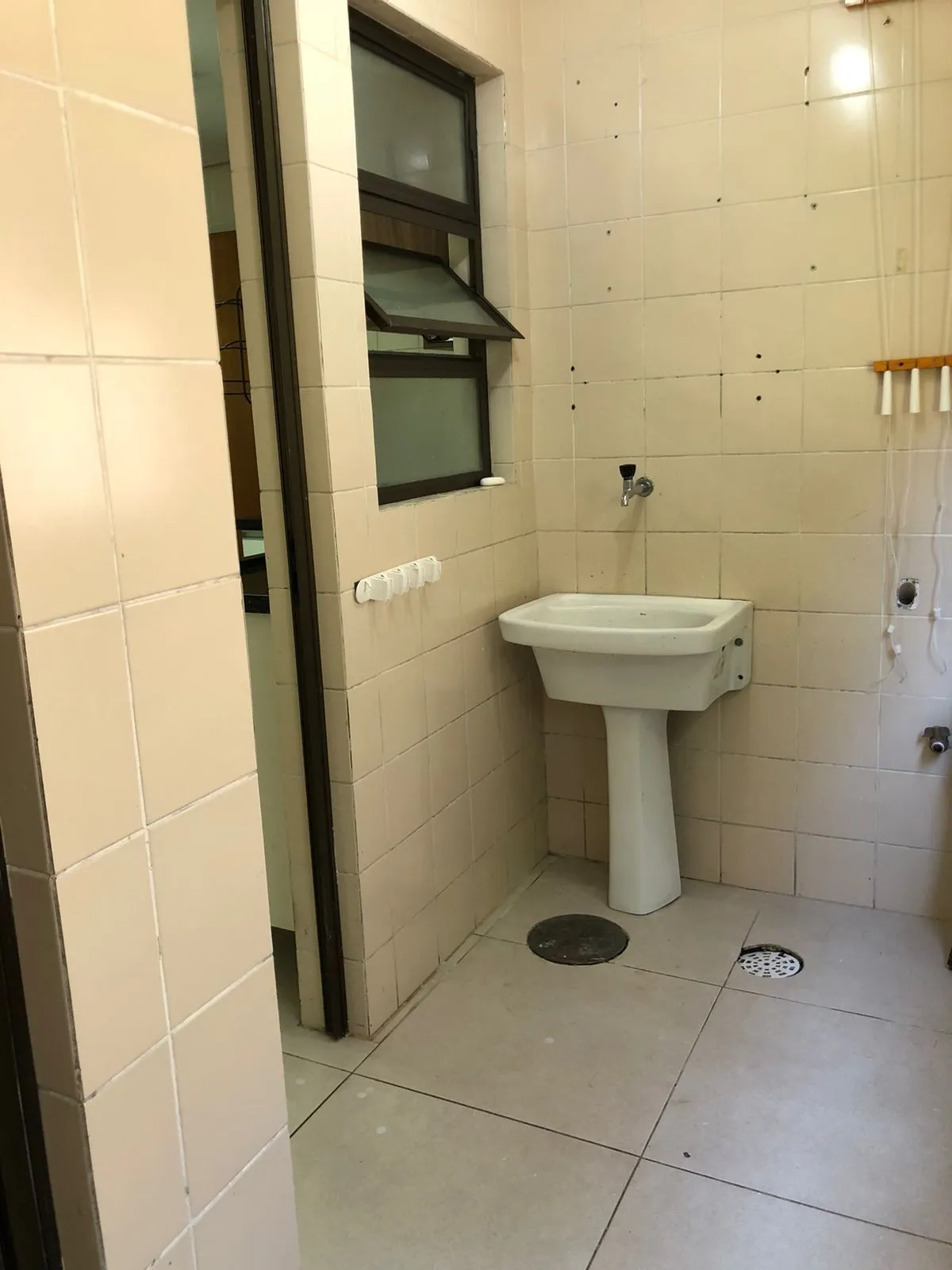 Imagem Vende ou aluga no bairro Menino Deus, com garagem, apartamento de 03 dormitórios, suíte, living 02 ambientes, com sacada e churrasqueira