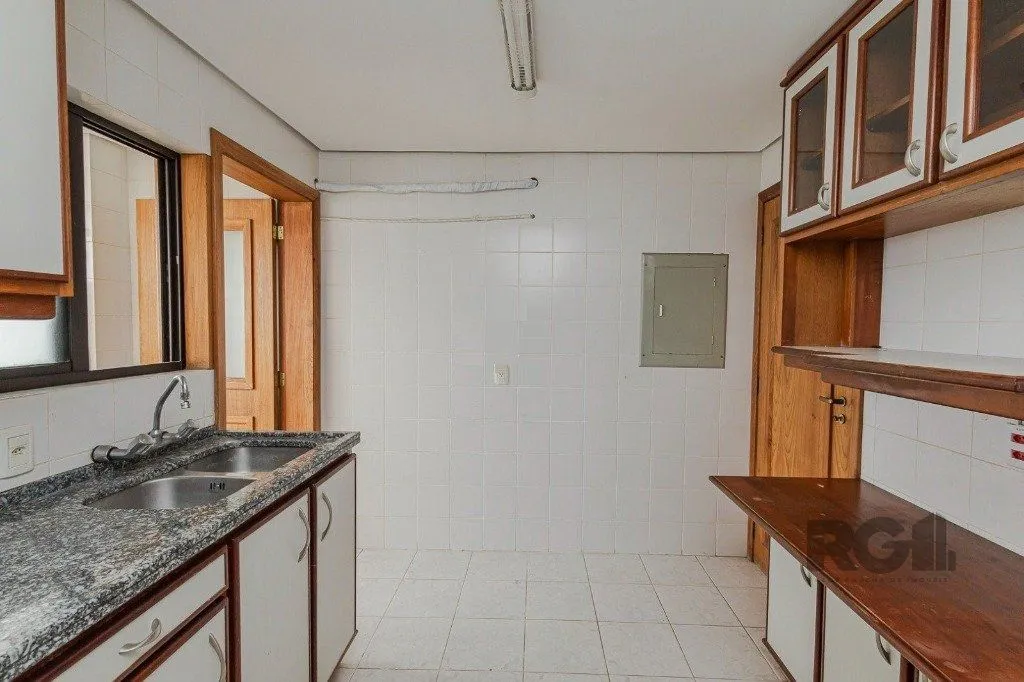 Imagem Vende-se excelente apartamento 3 quartos c/ suíte, 2 vagas, living com lareira, sacada e churrasqueira - 97m² - Auxiliadora
