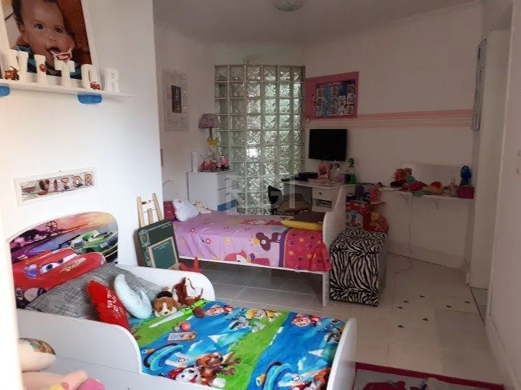 Imagem Casa com 4 dormitórios no bairro Vila Nova
