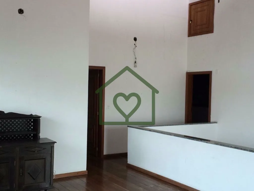 Imagem Casa triplex, residencial e comercial, com 4 dormitórios (todos suíte), 06 salas e 3 vagas de gara...