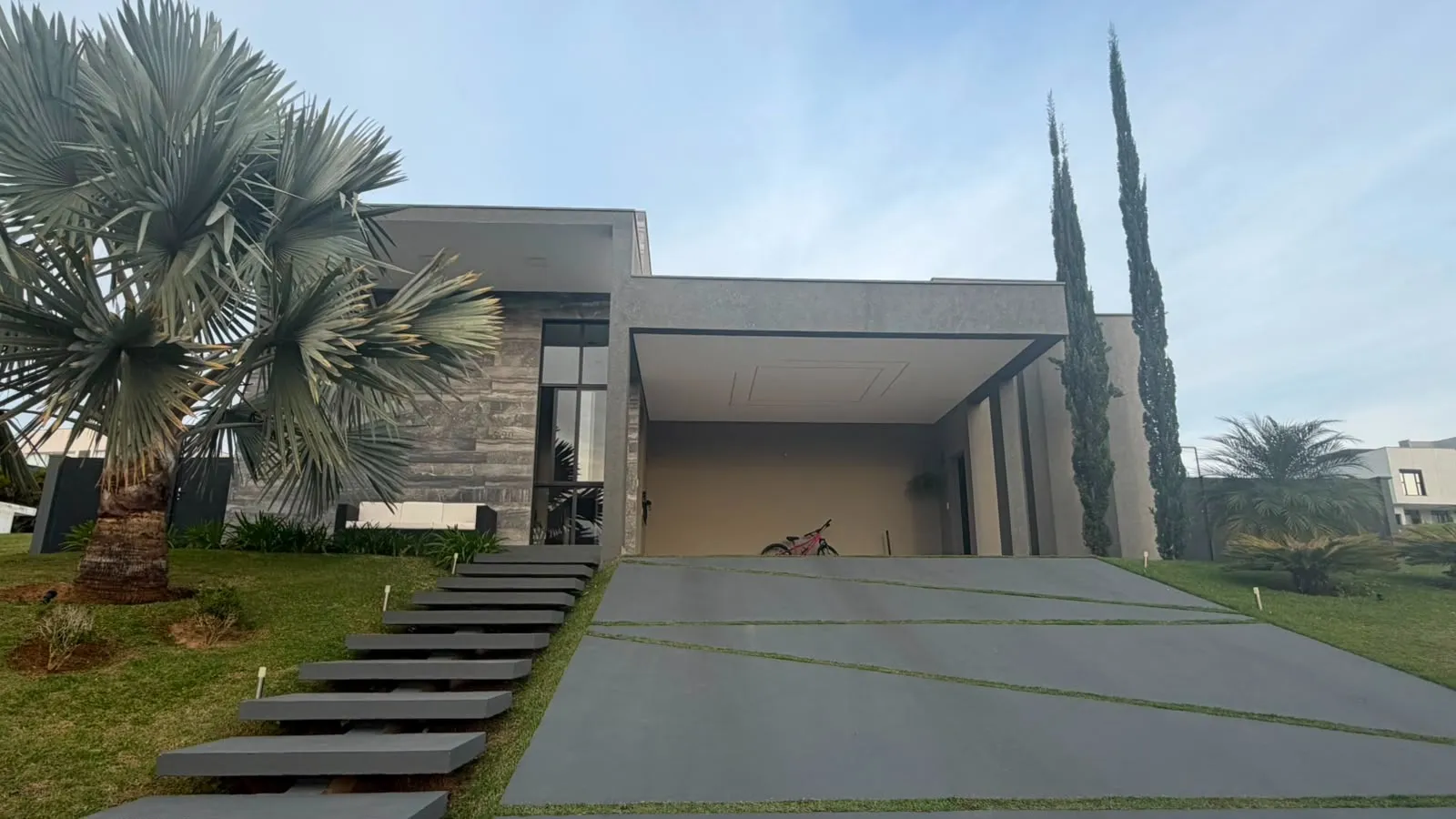 Foto do imóvel Casa de Alto Padrão à Venda no Village Ipanema I, Araçoiaba da Serra. 1.030 m² de terreno | 313 m² construídos | 3 suítes | 4 vagas | Piscina aquecida em Rio Verde, ARAÇOIABA DA SERRA - SP