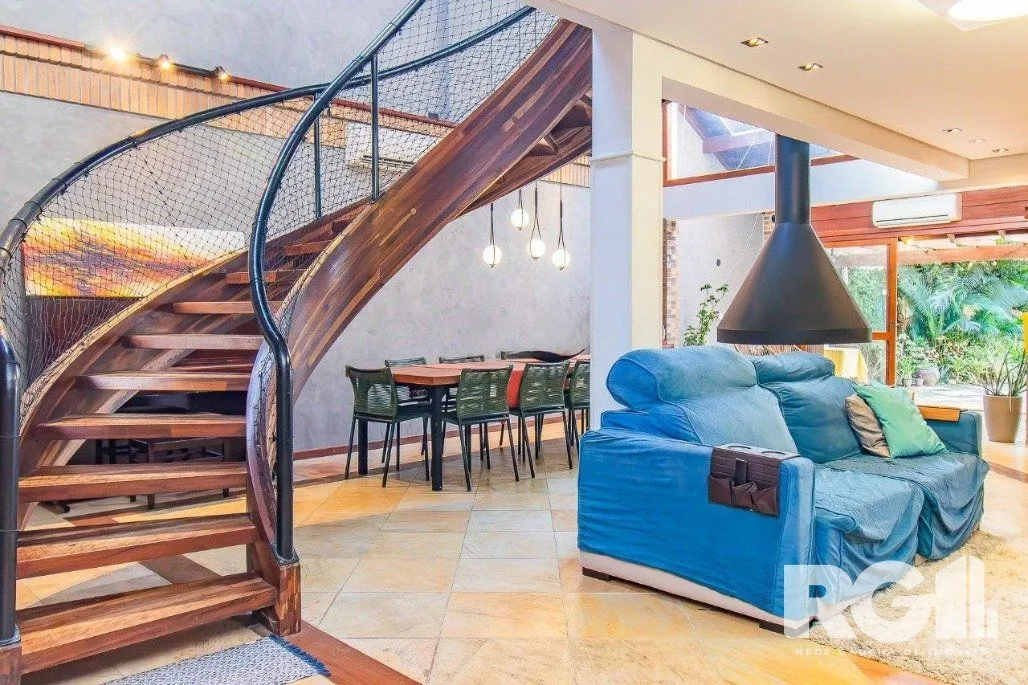 Imagem Casa espaçosa com 3 dormitórios, pátio com piscina e 4 vagas