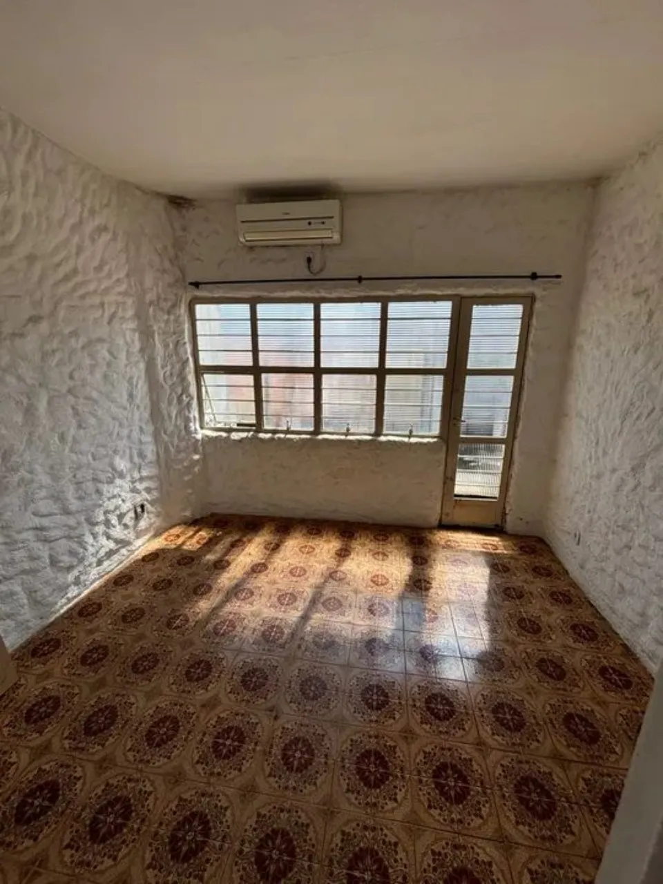 Imagem Casa comercial para locação em Sorocaba-SP na Vila Trujillo: 3 quartos, 1 suíte, 1 sala, 2 banheiros, 138m² de área.