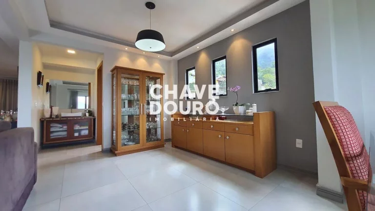 Imagem Casa moderna com 3 suítes próxima do bairro do Alto, para venda em Teresópolis RJ