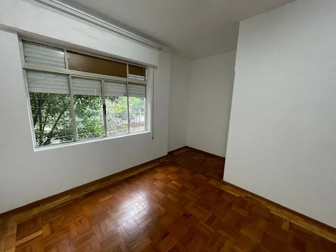 Imagem Terreno amplo com 690m², com duas casas construídas para moradia ou investyirdores!!